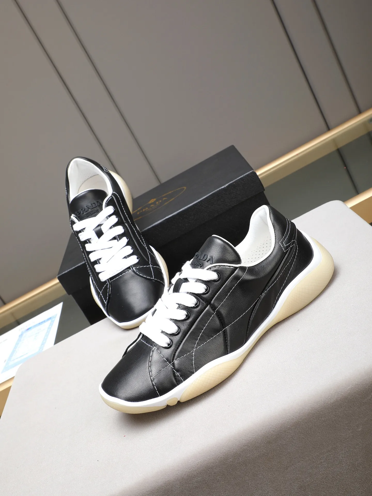 Men's Men's Shoes 💰700 Prada/Prada 1:1 men's casual shoes combine comfort with sophisticated and innovative design. The latest model features a sporty silhouette with visible topstitching that echoes the dynamic lines of the original. Inspired by driving shoes, this sneaker uses a soft and even cow upper, with a light and flexible rubber sole with a concave and convex pattern pattern, giving the sneaker a light appearance and smoothness. The upper is equipped with sports-style stitching, the tongue and laces are injection molded with Epoxy logo, sheep lining and cow foot pads, TPU ultra-light outsole, the upper foot is soft and comfortable, light and breathable! Code:38-39-40-41-42-43-44 (45 customized)
